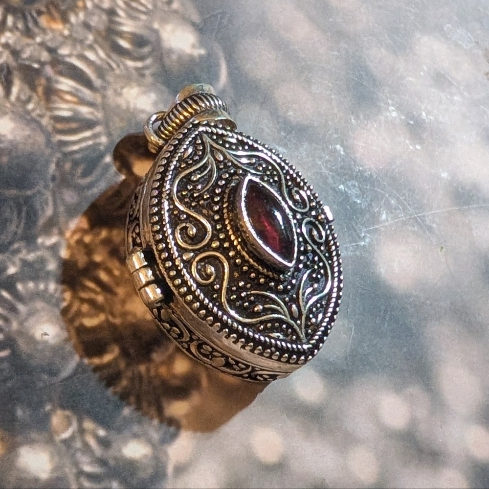 Vintage Sterling Poison Locket Pendant With Bohemian Red Garnet - Picture 2 of 7